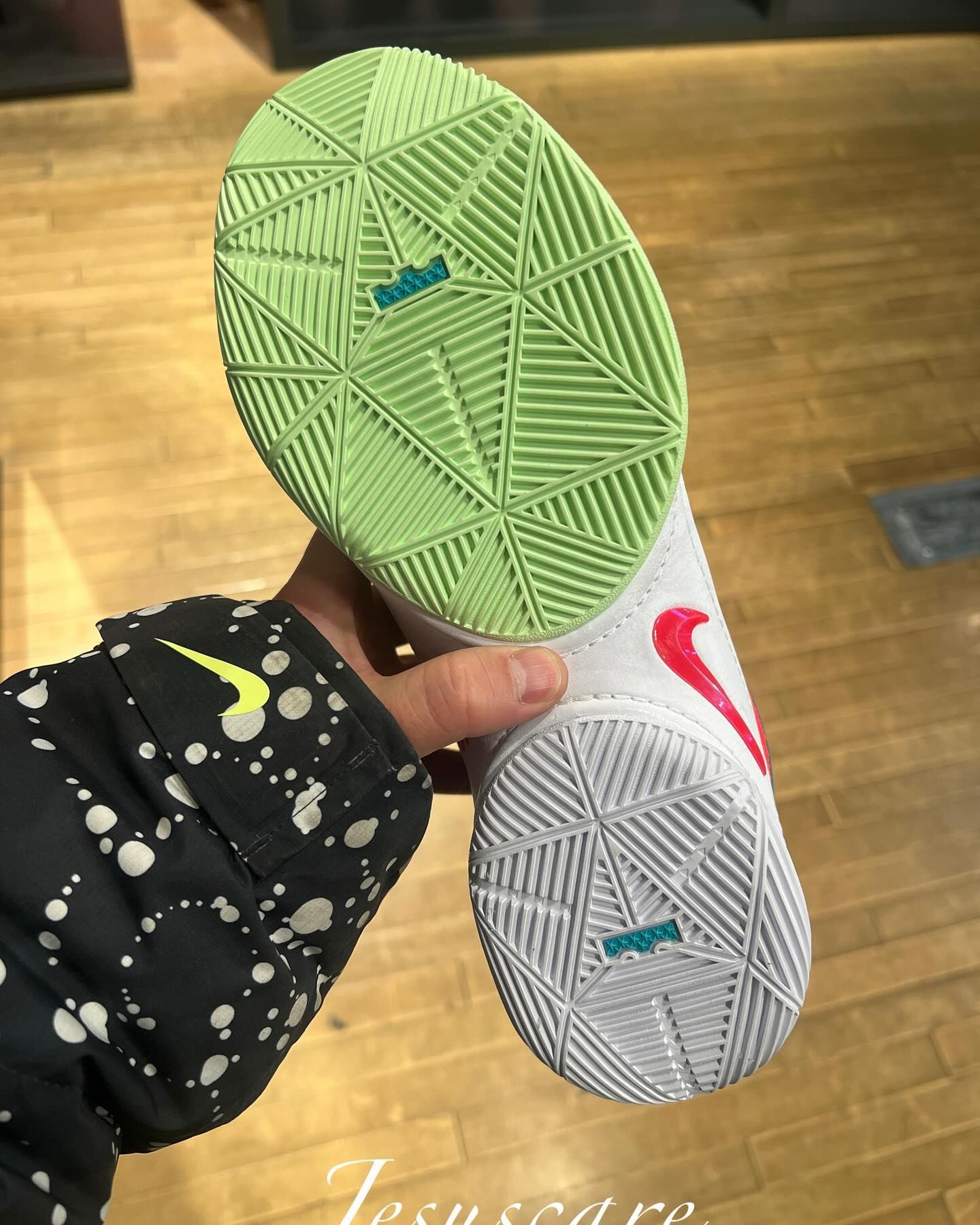 Nike LeBron 22 “Christmas” HV5147-600 Release Info 2