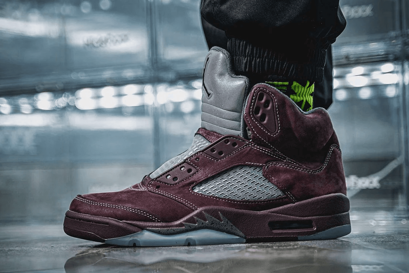 Nike Air Jordan5 Burgundy 14000円即決居ませんか‼️ The Air Jordan 5 SE Burgundy Arrives Draped In Suede - TheSiteSupply